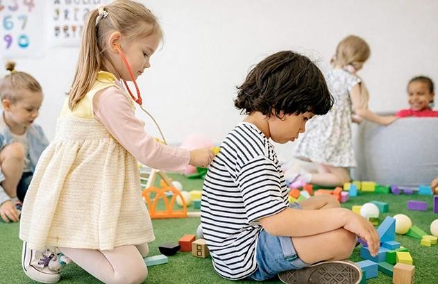 Niños desarrollando creatividad y habilidades cognitivas en el programa de altas capacidades de Centro Ingenio